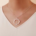 Personligt halsband med cirkel och flera namn Födelsedags- och jubileumsgåva till bestiefamilj