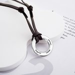 Collana con ciondolo a cerchio personalizzato con cordoncino in pelle con 1-4 nomi incisi regalo per festa del papà anniversario per famiglia