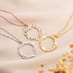 Personligt halsband med cirkel och flera namn Födelsedags- och jubileumsgåva till bestiefamilj