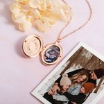 Collar colgante personalizado con flor de nacimiento grabada y foto regalo de Día de la Madre o cumpleaños para mujer
