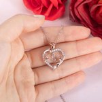 Collana personalizzata con ciondolo a cuore con iniziali in rosa e zircone regalo di compleanno per festa della mamma per lei