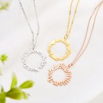 Personligt halsband med cirkel och flera namn Födelsedags- och jubileumsgåva till bestiefamilj