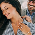Collana personalizzata con ciondolo a cuore con iniziali in rosa e zircone regalo di compleanno per festa della mamma per lei