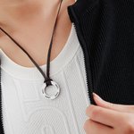 Collana con ciondolo a cerchio personalizzato con cordoncino in pelle con 1-4 nomi incisi regalo per festa del papà anniversario per famiglia