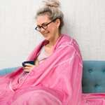 Couverture Polaire Multicolore Personnalisée 1-12 Fleurs de Naissance et Prénoms Cadeau d'Anniversaire de Fête des Mères pour Maman Grand-mère