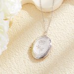 Collier Ovale Personnalisé avec Photo Fleur de Naissance et Initiale Gravés Cadeau d'Anniversaire de la Fête des Mères pour les Femmes