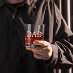 Gepersonaliseerd Modern Minimalistisch 10oz Whiskeyglas met Titel en 1-12 Namen Verjaardag Vaderdag Geschenk voor Papa Opa