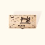Scatola di legno personalizzata Made With Love con nome per macchina da cucire, regalo di compleanno per appassionata di cucito.