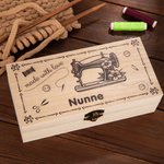 Scatola di legno personalizzata Made With Love con nome per macchina da cucire, regalo di compleanno per appassionata di cucito.
