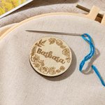 Gepersonaliseerde magnetische bloemen naald houder met gegraveerde naam verjaardag jubileum cadeau voor naailiefhebbers