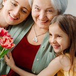 Collana personalizzata di famiglia con orsetti, cuore d'amore e nomi incisi Festa della mamma Regalo per la festa del papà per i genitori e i nonni