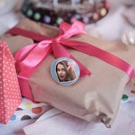 Personlig fotoknappmärke med rosa kokettbåge Uppsättning med 5 födelsedagspresent för familj vän