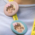 Personlig fotoknappmärke med rosa kokettbåge Uppsättning med 5 födelsedagspresent för familj vän