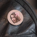 Personlig fotoknappmärke med rosa kokettbåge Uppsättning med 5 födelsedagspresent för familj vän