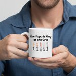 Gepersonaliseerde King of The Grill BBQ Thema 11oz Keramische Mok met 1-12 Namen Grappig Vaderdag Verjaardagscadeau voor Papa Opa