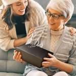 Pigiama personalizzato con maschera per gli occhi e fazzoletto per i capelli, confezione regalo per compleanno e festa della mamma.