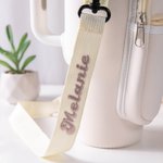 Gepersonaliseerde waterfles draagtas voor 40oz Stanley Tumbler met geborduurde naam en letter hanger reis accessoires verjaardagscadeau voor haar