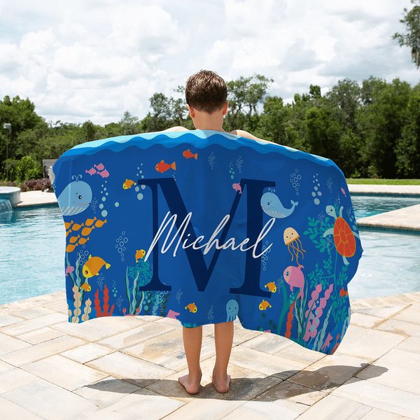 Toalla de playa personalizada mundo marino extra grande de microfibra y secado rápido con inicial y nombre regalo para niños en viajes y veranos