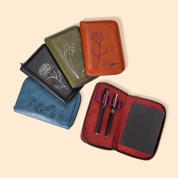 Personalizado Nacimiento Flor Nombre Cuaderno de cuero Organizador con el cuaderno y la pluma de almacenamiento Accesorio de viaje Regalo de cumpleaño