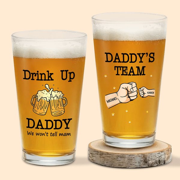 Gepersonaliseerd Drink Up Daddy We Won't Tell Mam Fist Bump 16oz Bierglas met 1-4 Kindernamen en Tekst Vaderdag Verjaardagscadeau voor hem