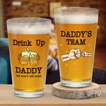 Gepersonaliseerd Drink Up Daddy We Won't Tell Mam Fist Bump 16oz Bierglas met 1-4 Kindernamen en Tekst Vaderdag Verjaardagscadeau voor hem