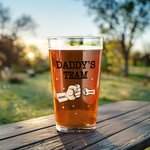 Gepersonaliseerd Drink Up Daddy We Won't Tell Mam Fist Bump 16oz Bierglas met 1-4 Kindernamen en Tekst Vaderdag Verjaardagscadeau voor hem
