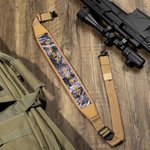 Spersonalizowany regulowany pasek myśliwski Camo z haftowanym tekstem i metalowymi krętlikami Praktyczny prezent dla myśliwego