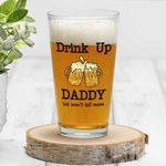 Gepersonaliseerd Drink Up Daddy We Won't Tell Mam Fist Bump 16oz Bierglas met 1-4 Kindernamen en Tekst Vaderdag Verjaardagscadeau voor hem
