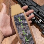 Spersonalizowany regulowany pasek myśliwski Camo z haftowanym tekstem i metalowymi krętlikami Praktyczny prezent dla myśliwego