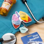 Personalisierte Anatomische Herz Gehirn Lunge Einziehbare Badge Reel mit Namen Charm und Badge Buddy Geschenk für Krankenschwester Arzt Medizinstudent