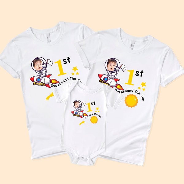 Camicia abbinata personalizzata per il primo viaggio intorno al sole, con foto e nome del bambino, regalo di compleanno per i genitori di un nuovo bambino.