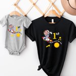 Henkilökohtainen ensimmäinen matka Auringon ympäri Matching paita Baby Onesie vauvan valokuva ja nimi Syntymäpäivä Baby Shower lahja uudelle vauvalle vanhemmille