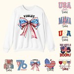 Personlig Röd Vit Blå USA Flagga Bow Heart Letters 4th of July 1776 Sweatshirt med namn Amerikansk självständighetsdag Present till henne