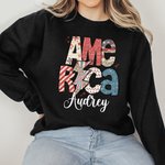 Personlig Röd Vit Blå USA Flagga Bow Heart Letters 4th of July 1776 Sweatshirt med namn Amerikansk självständighetsdag Present till henne