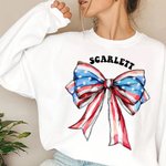 Personlig Röd Vit Blå USA Flagga Bow Heart Letters 4th of July 1776 Sweatshirt med namn Amerikansk självständighetsdag Present till henne