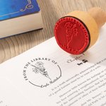 Spersonalizowany gumowy stempel z drewnianą rączką i wygrawerowanym kwiatkiem urodzinowym i imieniem Powrót do szkoły Prezent urodzinowy dla miłośnika książek i bibliotekarza