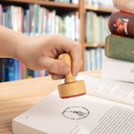 Spersonalizowany gumowy stempel z drewnianą rączką i wygrawerowanym kwiatkiem urodzinowym i imieniem Powrót do szkoły Prezent urodzinowy dla miłośnika książek i bibliotekarza
