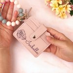 Porte-Cartes Personnalisé avec Fleur de Naissance et Nom Porte-Carte en Cuir avec Bracelet en Perles Cadeau Fête des Mères pour Femme
