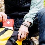 Personlig medisinsk alarm hamret ID-tag Double Wrap PU skinnarmbånd med magnetisk lås og gravert tekst Nødoverlevelsesgave til menn kvinner