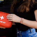 Personlig medisinsk alarm hamret ID-tag Double Wrap PU skinnarmbånd med magnetisk lås og gravert tekst Nødoverlevelsesgave til menn kvinner