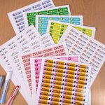 Personalisierte niedlichen Regenbogen Buntstift wasserdicht Lehrer Schule Bibliothek Etiketten Briefpapier mit Namen und Klasse Lehrertag Geburtstag Geschenk für Lehrer