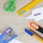 Personalisierte niedlichen Regenbogen Buntstift wasserdicht Lehrer Schule Bibliothek Etiketten Briefpapier mit Namen und Klasse Lehrertag Geburtstag Geschenk für Lehrer