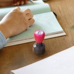 Personalisierter Selbstfärbender Stempel mit Gesicht Porträt und Text Du Bist das Beste Aufgabe-Benotung Geschenk für Lehrerende
