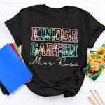 Gepersonaliseerd Kleuterschool Basisschool Kleurrijke Letters T-shirt met Naam Lerarendag Terug naar School Cadeau voor Leraar