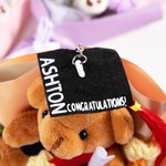 Gepersonaliseerde Afstudeer Beer Sleutelhanger Gebreid Boeket met Naam en Klas van 2026 Feestdecoratie Fotoprop Cadeau voor Afgestudeerden