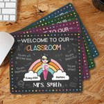 Alfombrilla de ratón personalizada con el nombre de Welcome To Our Classroom y el personaje del profesor de dibujos animados Regalo de vuelta al cole 