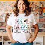 Gepersonaliseerd Kleuterschool Basisschool Kleurrijke Letters T-shirt met Naam Lerarendag Terug naar School Cadeau voor Leraar
