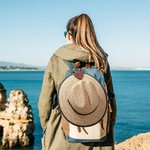Clips de Chapeau Magnétiques en Cuir Personnalisés avec Initiale Nom Fleur de Naissance Lot de 2 Accessoires de Voyage Cadeau Vacance d'Été pour Femme