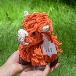 Personalisierte gehäkelte Hochlandkuh Plüschtier mit Ohrmarke