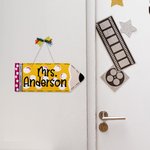 Cartello di benvenuto in legno con nome e papillon personalizzato Matita in aula, decorazione per l'ufficio Regalo per la scuola per l'insegnante